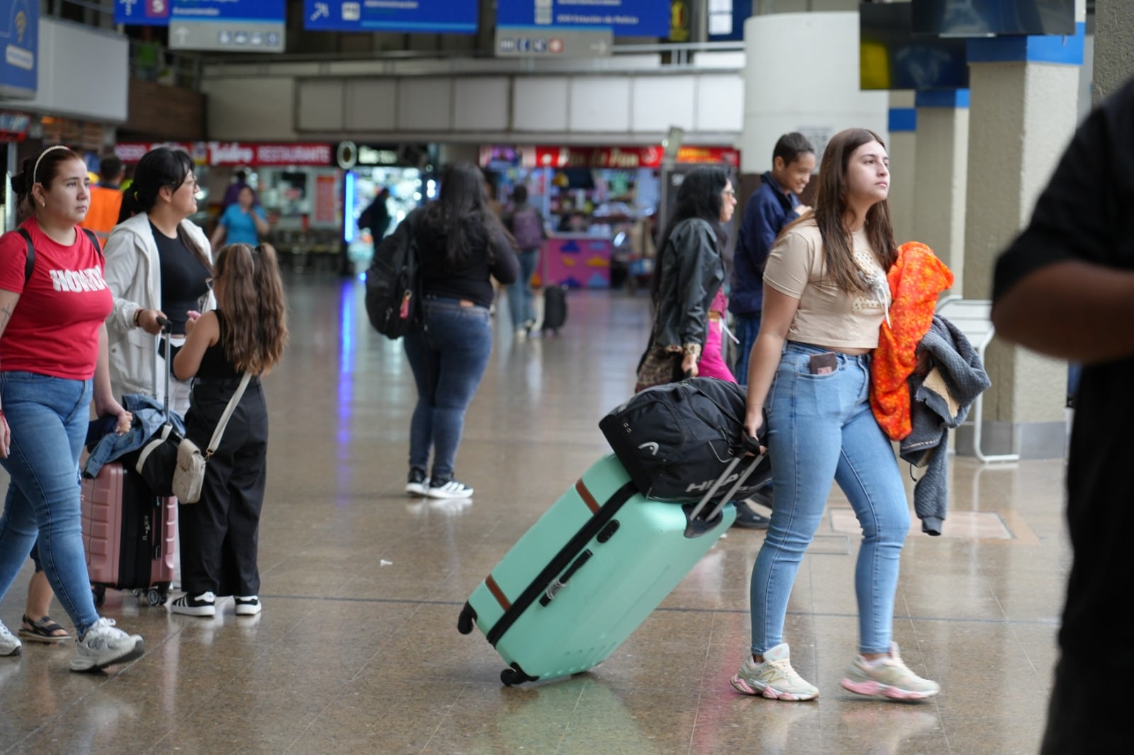Aunque abunda en terminales de transporte del país, la práctica del pregoneo está prohibida. Las personas deben acudir a las ventanillas oficiales.