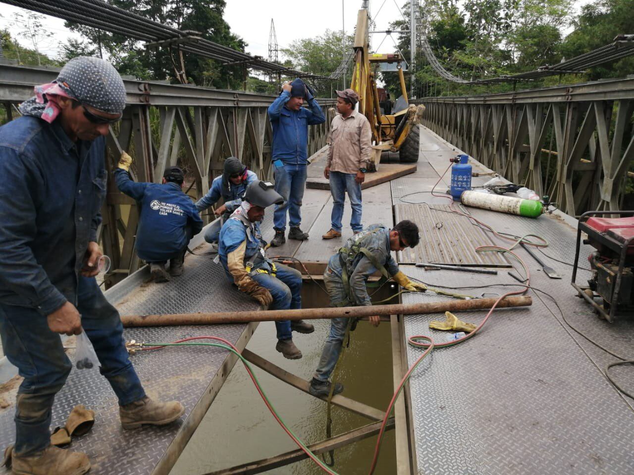Las autoridades intervienen en los puentes.