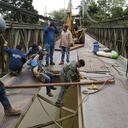 Las autoridades intervienen en los puentes.