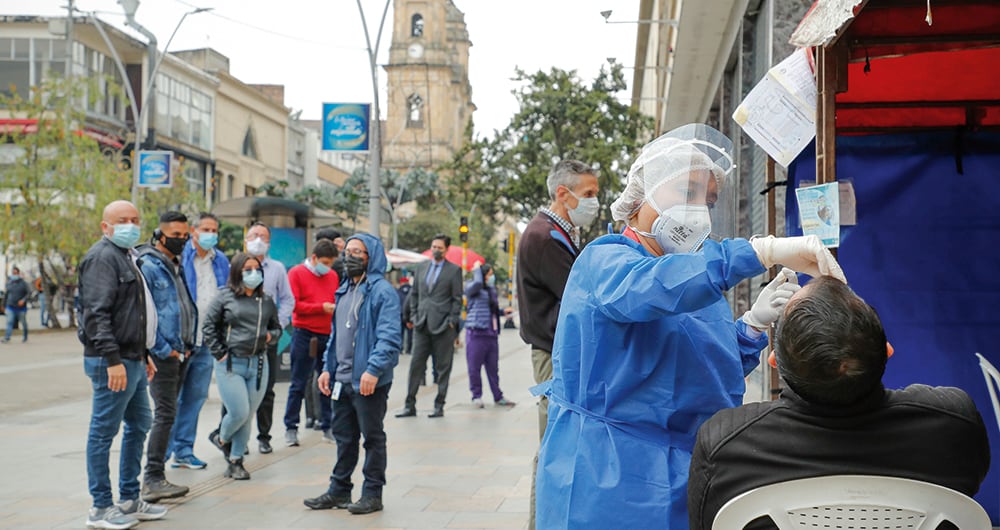 Colombia, al no tener restricciones a su movilidad, es uno de los países que lidera la recuperación económica en América Latina, según Oxford Economics. Su debilidad, sin embargo, está en el paso lento de las dosis de refuerzo.