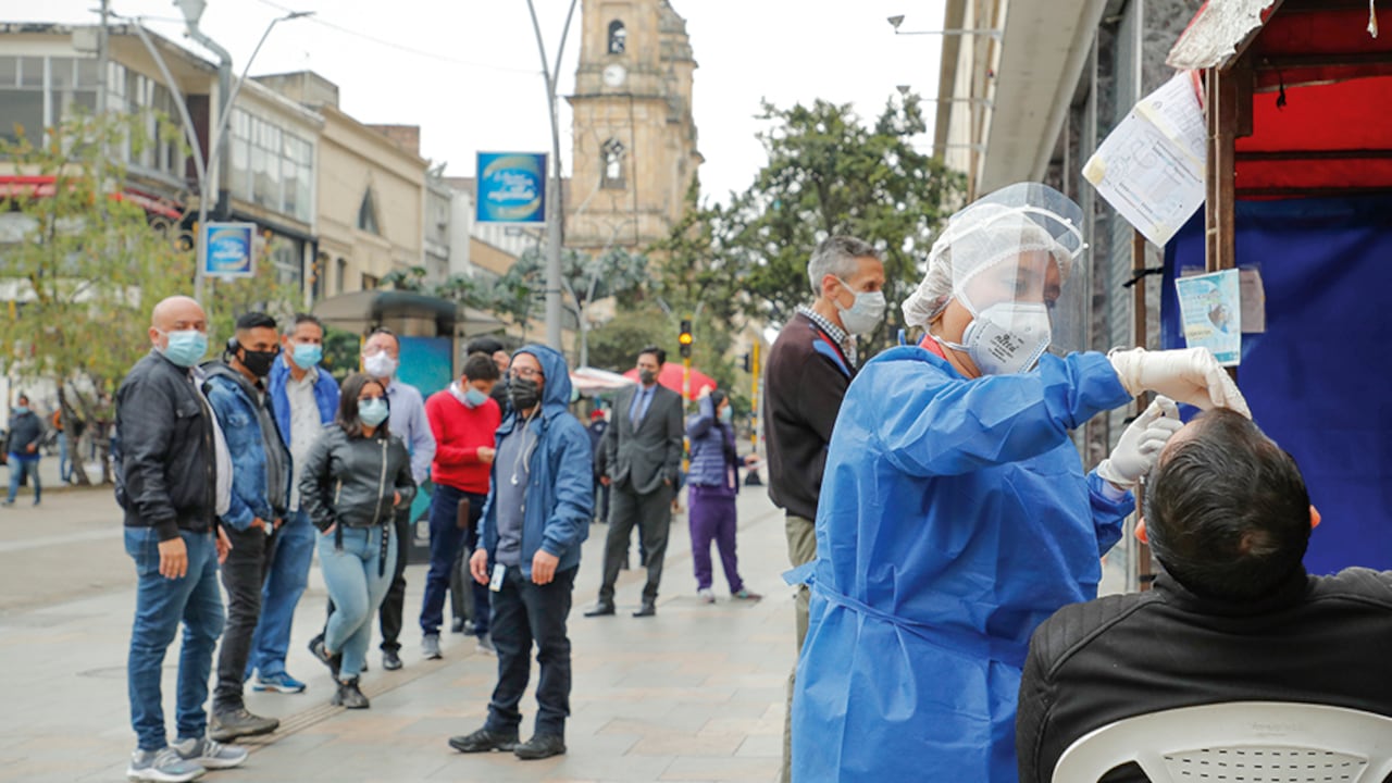 Colombia, al no tener restricciones a su movilidad, es uno de los países que lidera la recuperación económica en América Latina, según Oxford Economics. Su debilidad, sin embargo, está en el paso lento de las dosis de refuerzo.