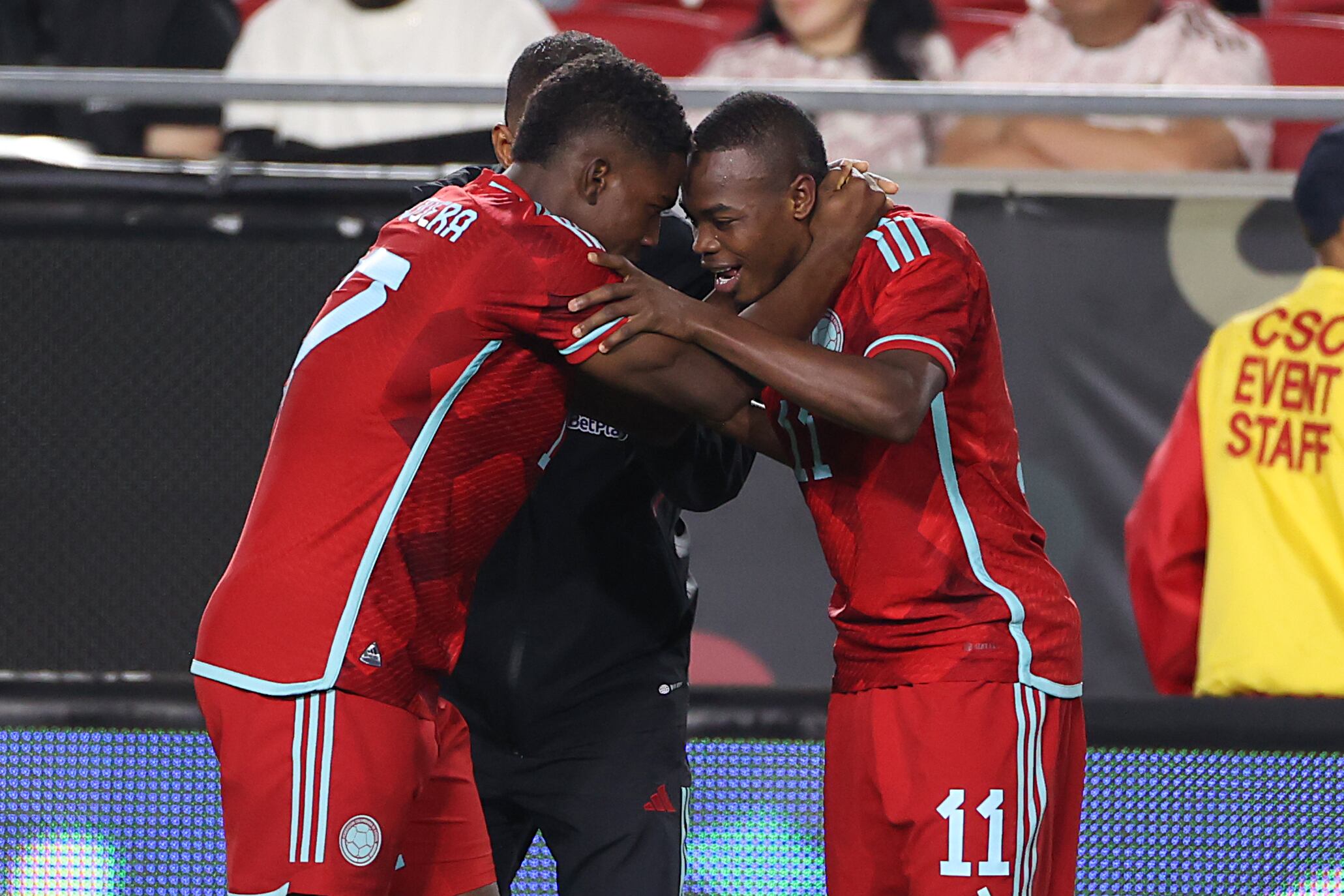 LOS ÁNGELES, CALIFORNIA - 16 DE DICIEMBRE: Carlos Gómez # 11 de Colombia celebra con su compañero Henry Mosquera # 17 luego de anotar el tercer gol de su equipo durante el partido amistoso internacional entre Colombia y México en Los Angeles Memorial Coliseum el 16 de diciembre de 2023 en Los Angeles, California. (Foto de Omar Vega/Getty Images)