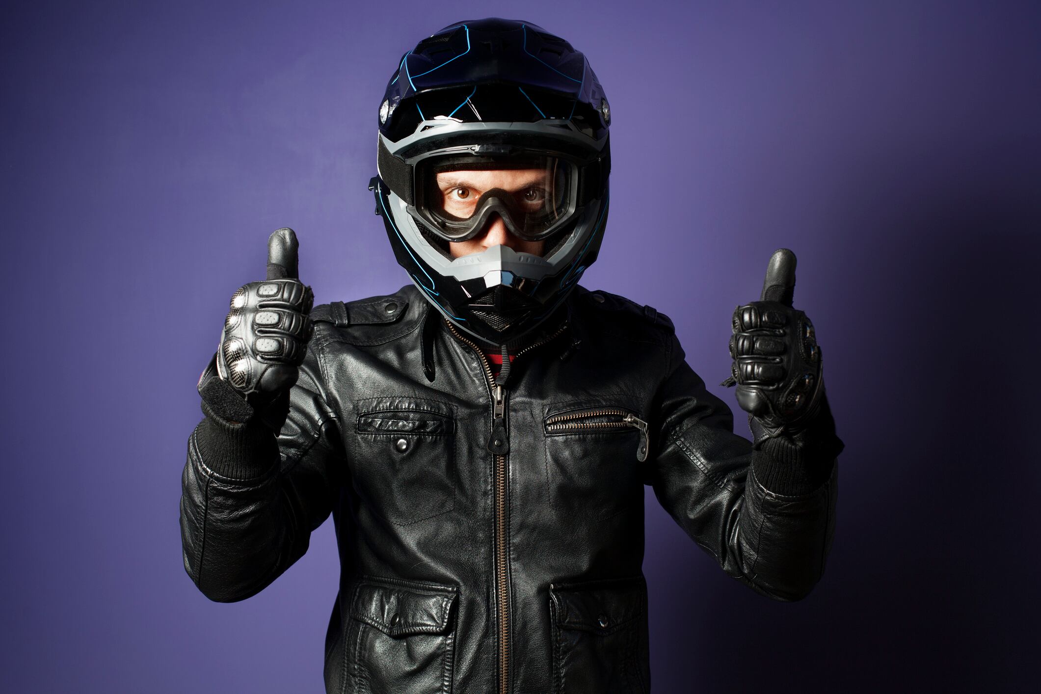 Conducir una moto en invierno requiere de un enfoque estratégico para mantener el calor. Al adoptar los métodos adecuados para combatir el frío, los motociclistas pueden garantizar que sus paseos sean agradables y seguros a pesar del clima frío.