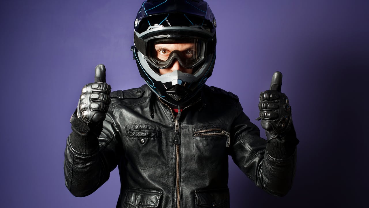 Conducir una moto en invierno requiere de un enfoque estratégico para mantener el calor. Al adoptar los métodos adecuados para combatir el frío, los motociclistas pueden garantizar que sus paseos sean agradables y seguros a pesar del clima frío.