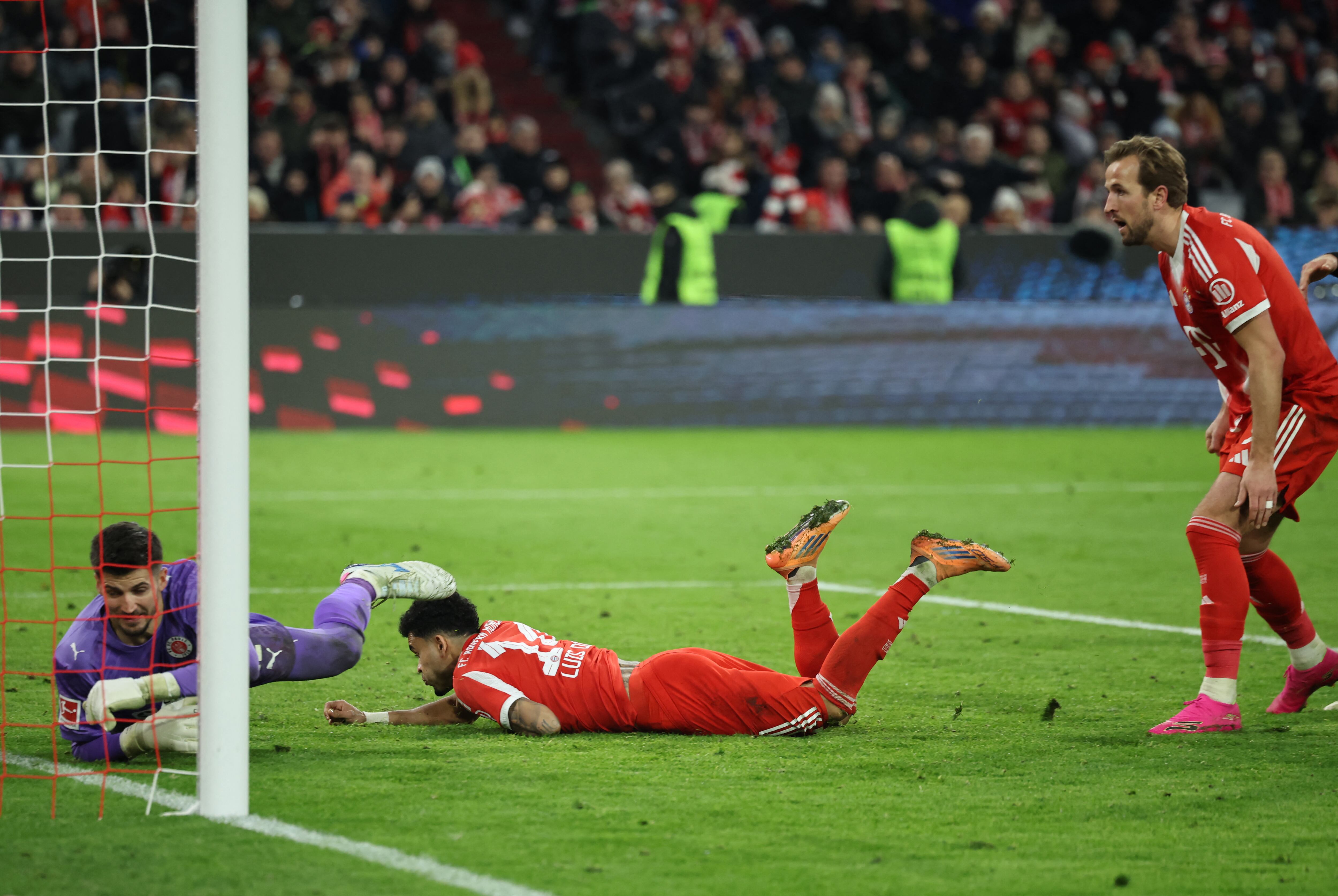 Luis Díaz marcó un golazo de cabeza en la victoria del Bayern Múnich contra St. Pauli.