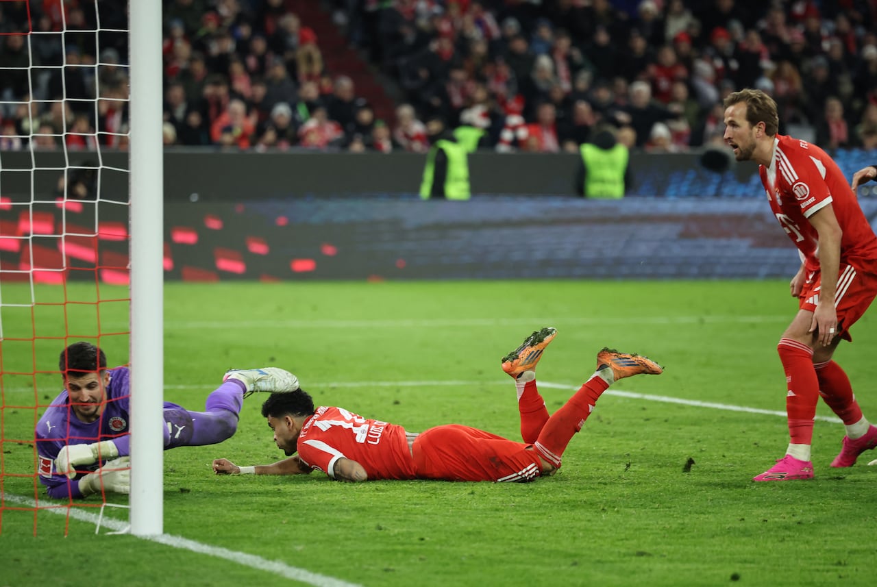 Luis Díaz marcó un golazo de cabeza en la victoria del Bayern Múnich contra St. Pauli.