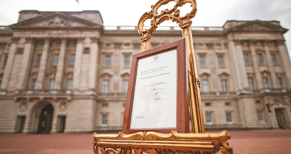 El primer ministro le comunicará la novedad a los otros quince países donde Isabel es reina y la noticia será publicada en un caballete similar a este en las puertas del Palacio de Buckingham.