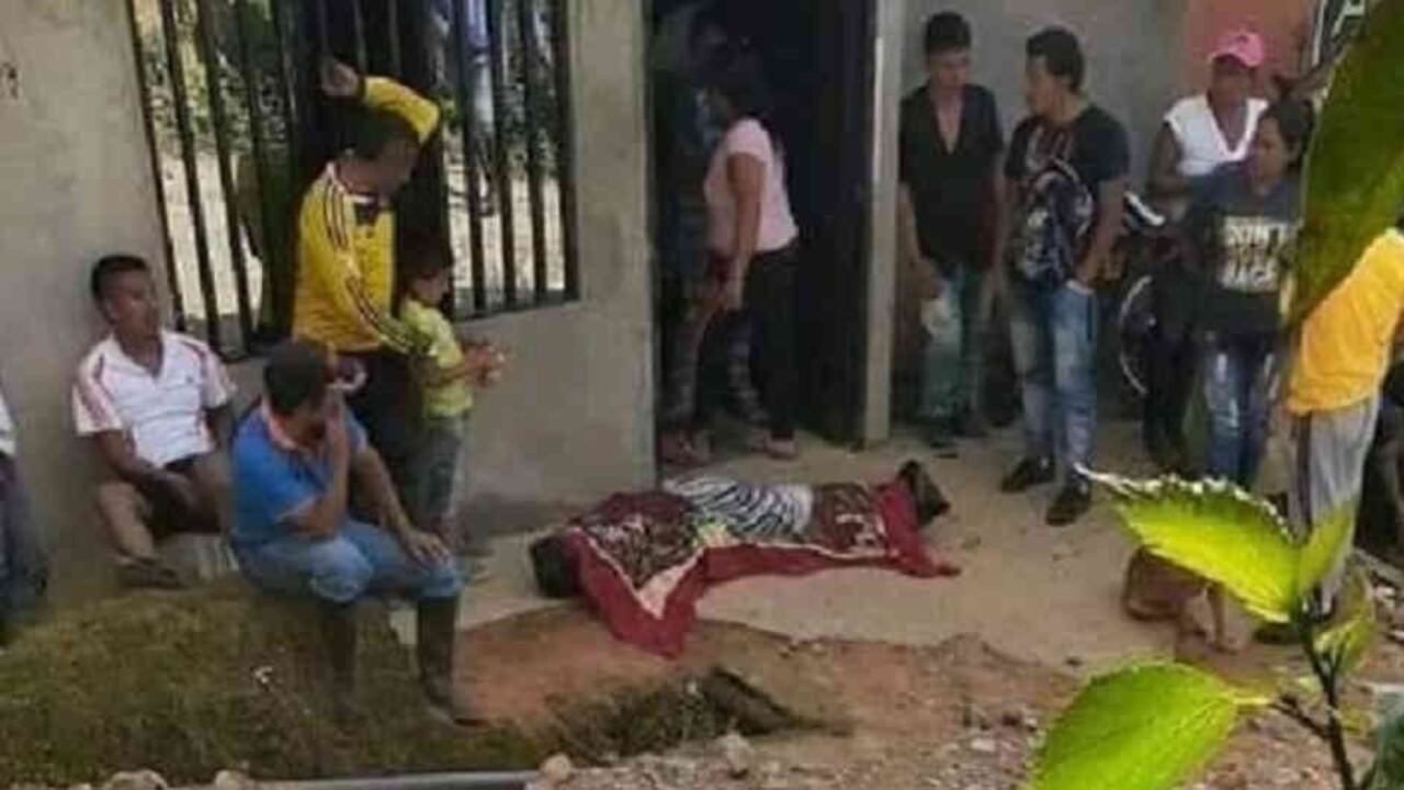 "Se lo llevaron vivo de su parcela esta mañana unidades del ejército (hay testigos) y dos horas después aparece asesinado y con señales de tortura", afirmó Roy Barreras.