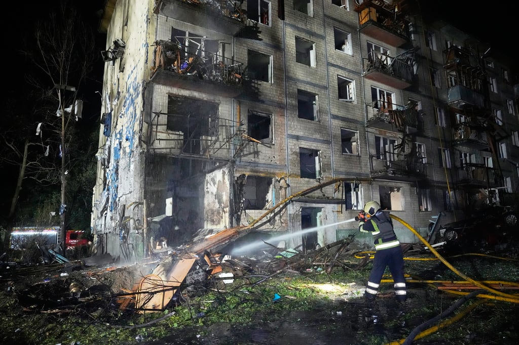 Personal de los servicios de emergencia trabaja para extinguir un incendio tras los ataques con misiles rusos en Kiev, Ucrania, el sábado 1 de agosto de 2026. (Foto AP/Efrem Lukatsky)