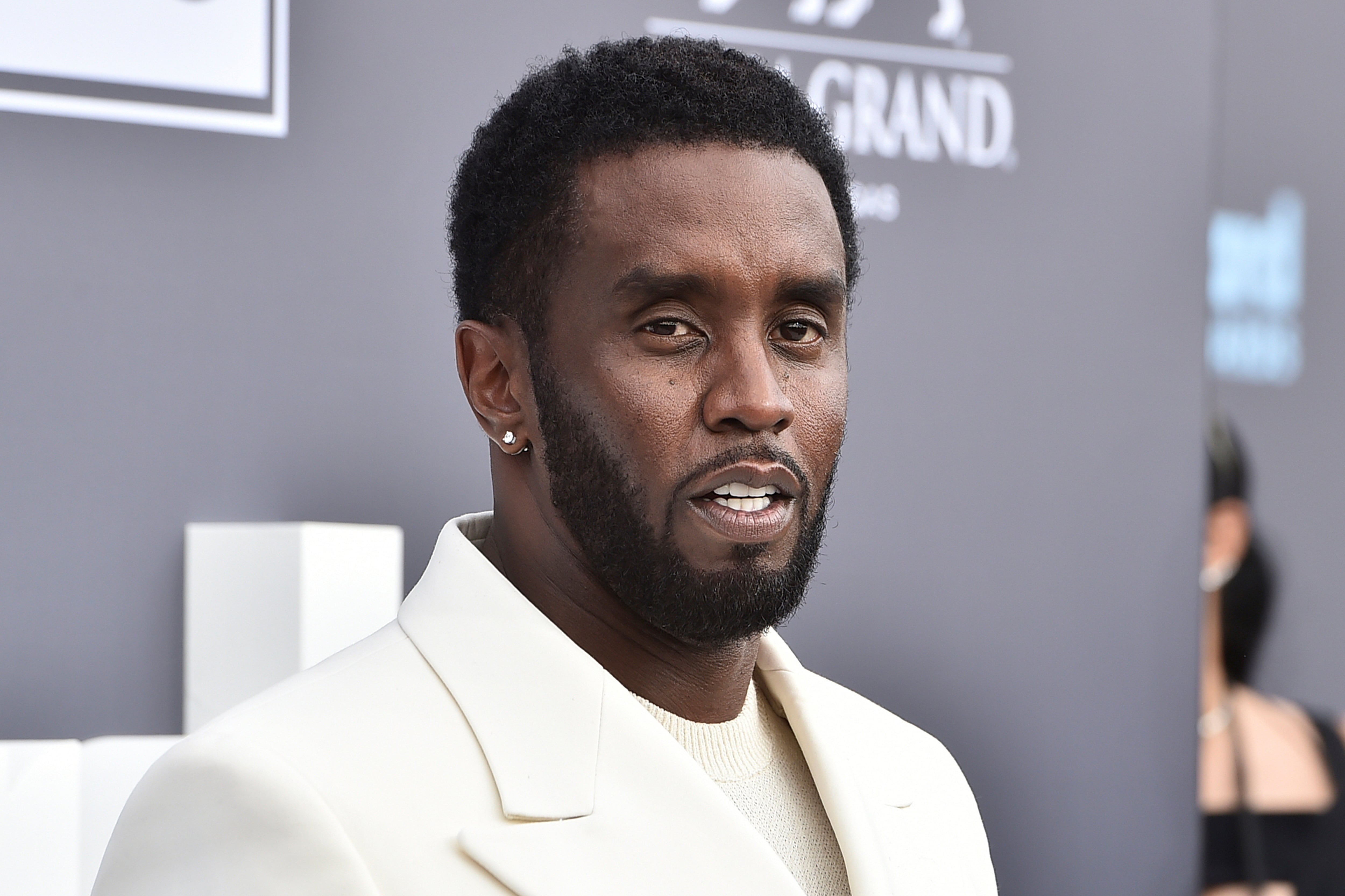 El magnate de la música y empresario Sean "Diddy" Combs llega a los Billboard Music Awards, el 15 de mayo de 2022, en Las Vegas. Dos propiedades pertenecientes a Combs en Los Ángeles y Miami fueron registradas el lunes 25 de marzo de 2024 por agentes federales de Investigaciones de Seguridad Nacional y otras autoridades como parte de una investigación en curso sobre tráfico sexual, dijeron dos funcionarios policiales a The Associated Press.