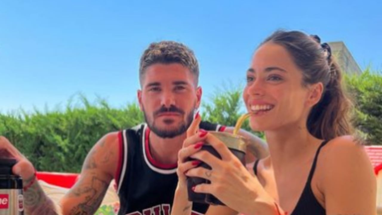 La cantante y el futbolista entran en la lista de famosos solteros de 2023.