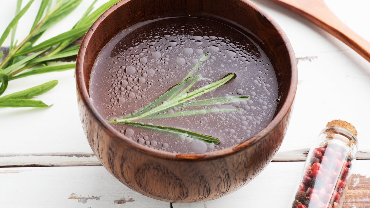 El romero es un excelente complemento para el cuidado del cabello.