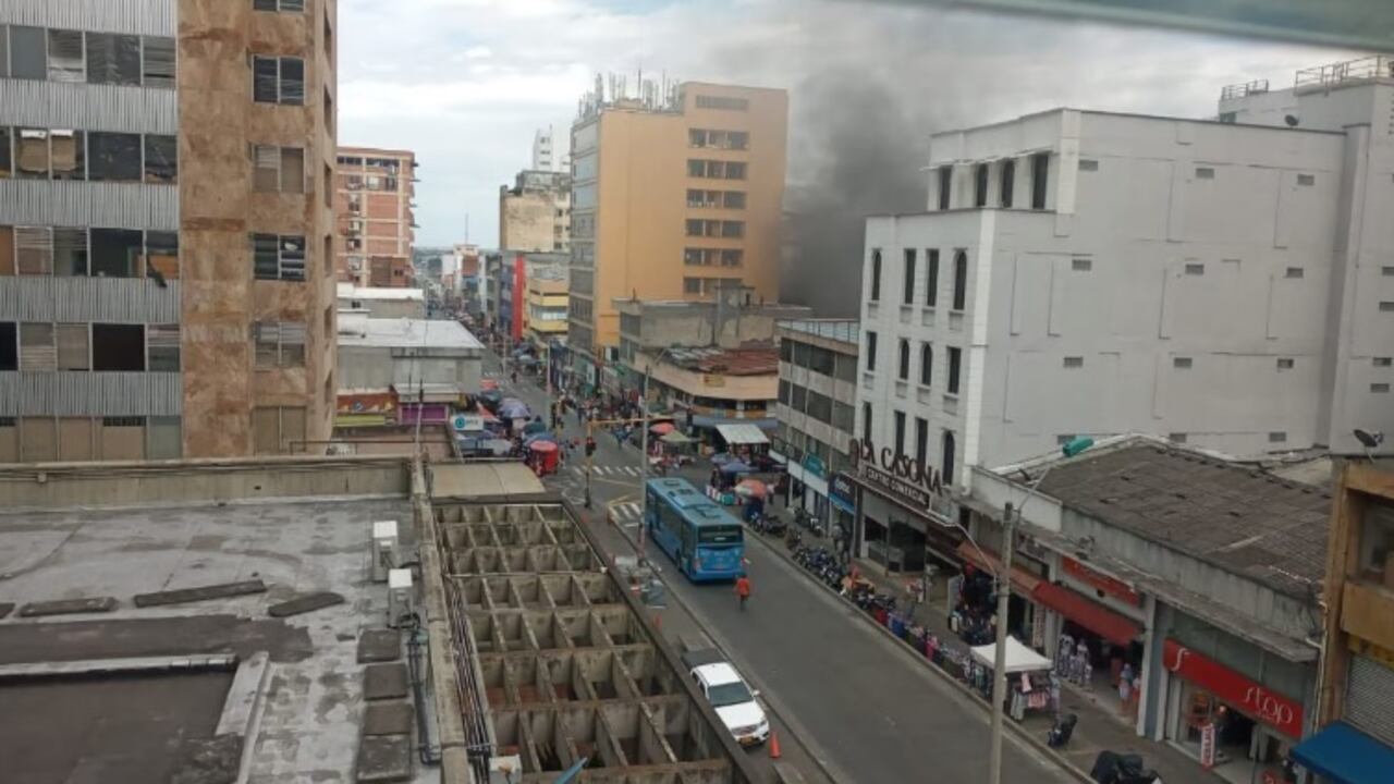 Fuerte incendio se presentó en el barrio San Pedro, centro de Cali.