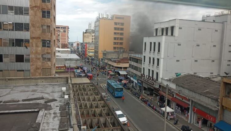Fuerte incendio se presentó en el barrio San Pedro, centro de Cali.