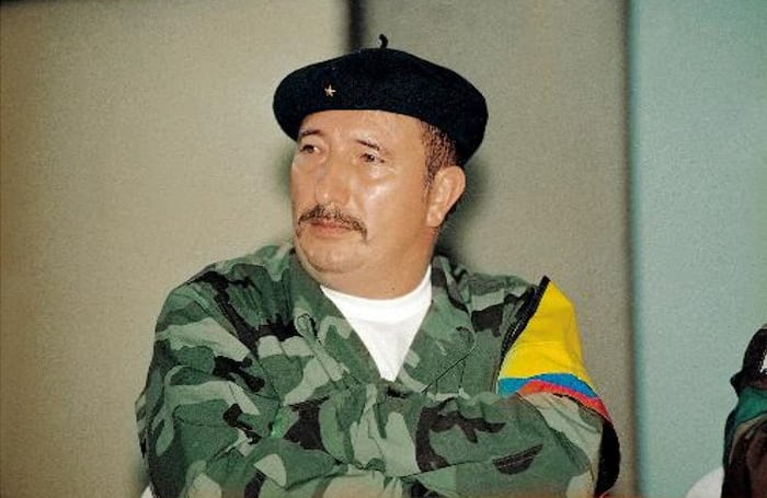 El 'Mono Jojoy' en arrogante gesto. El presidente Juan Manuel Santos los describió como "el símbolo del terror". 