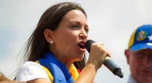 La líder opositora venezolana María Corina Machado habla durante una concentración de manifestantes opositores al Gobierno de Nicolás Maduro en la plaza Brion, del sector Chacaito , en Caracas, este miércoles.