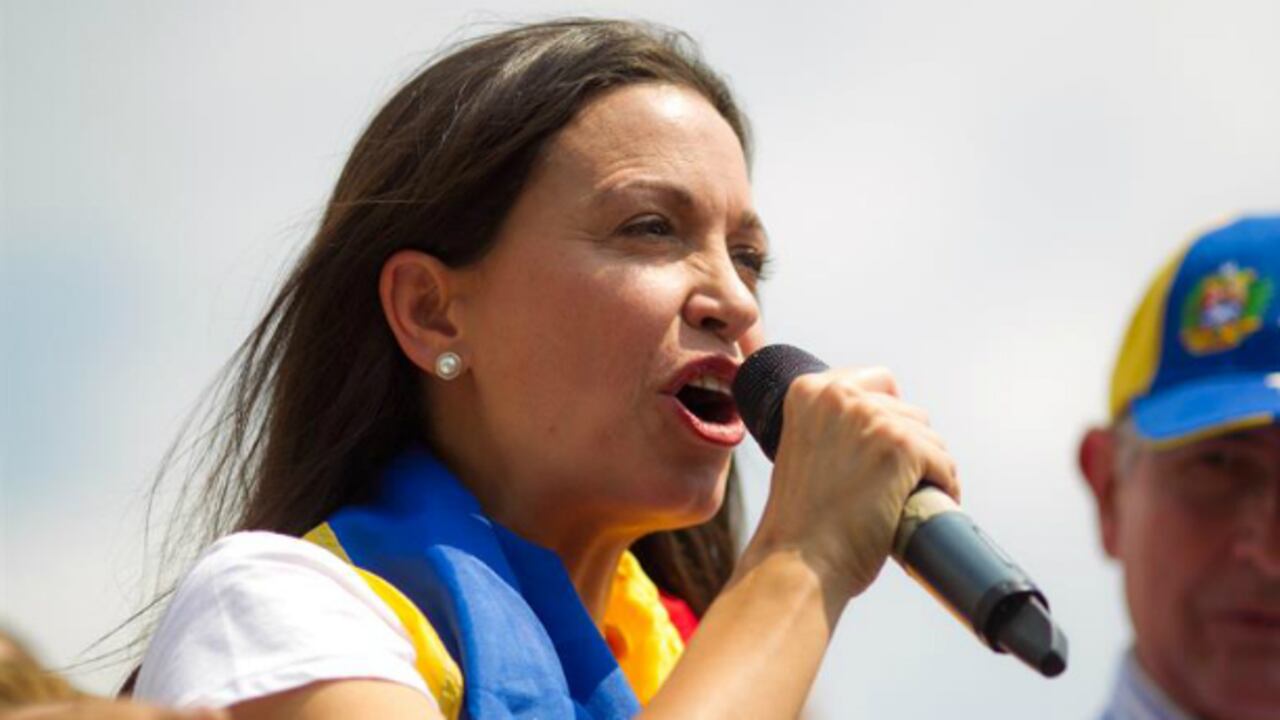 La líder opositora venezolana María Corina Machado habla durante una concentración de manifestantes opositores al Gobierno de Nicolás Maduro en la plaza Brion, del sector Chacaito , en Caracas, este miércoles.