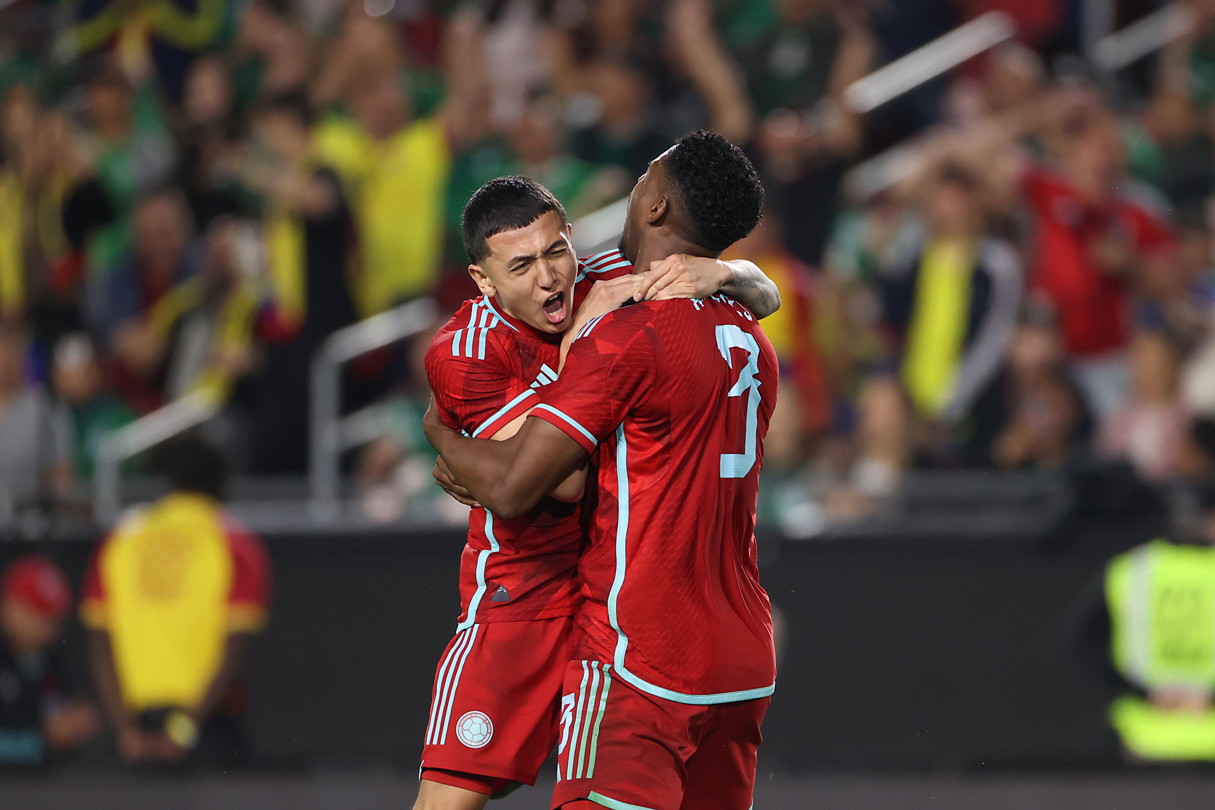 LOS ÁNGELES, CALIFORNIA - 16 DE DICIEMBRE: Andrés Reyes #3 de Colombia celebra con su compañero Ian Carlo Poveda #23 después de anotar el primer gol de su equipo durante el partido amistoso internacional entre Colombia y México en Los Angeles Memorial Coliseum el 16 de diciembre de 2023 en Los Ángeles, California. (Foto de Omar Vega/Getty Images)