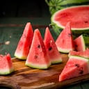 Sandía en rodajas sobre fondo de madera