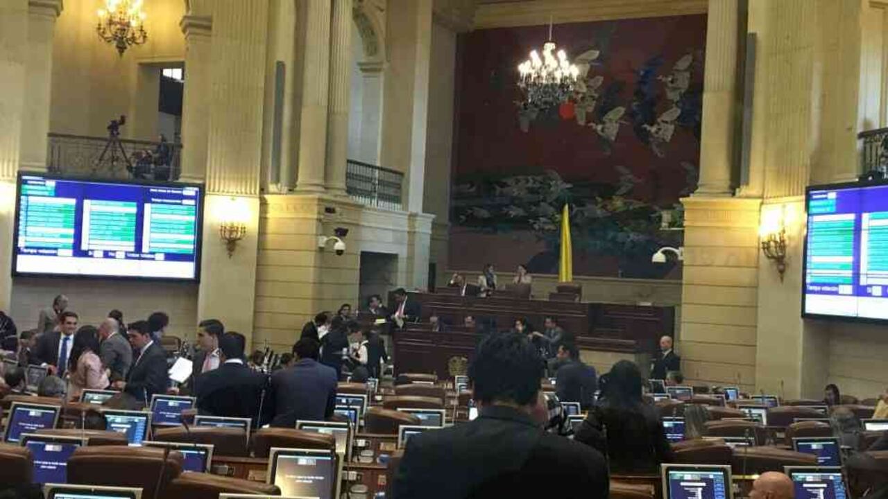 Al final los congresistas de los diferentes partidos llegaron a un acuerdo para conciliar las dos versiones que diferían por dos términos: eliminación o prohibición. Archivo