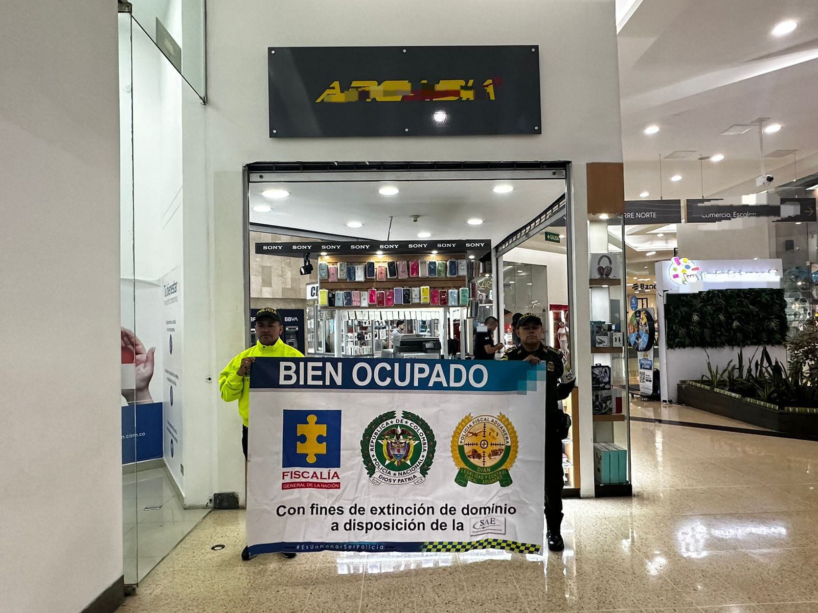 Bien ocupado por la Policía y la Fiscalía en redada contra el contrabando en Medellín.