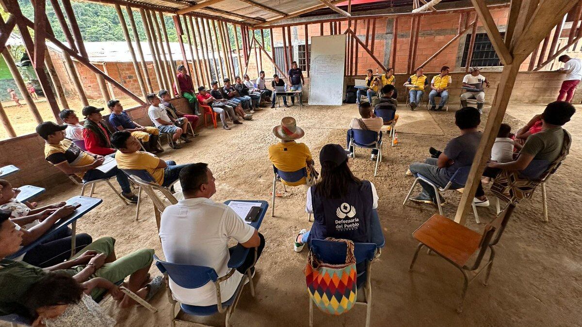 En Pueblo Rico, Risaralda, la 
Unidad de Víctimas
 y la comunidad Emberá revisaron las 13 medidas del plan de retornos y reubicaciones del resguardo Gitó Dokabú.
