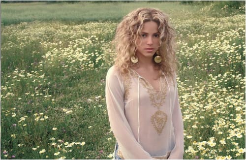 De talla 
mundial
Shakira

Shakira alcanzó los éxitos más importantes de su carrera en 2006. Hips don’t lie fue la canción más célebre: tuvo 266.500 descargas en Internet en solo cinco días, y alcanzó el récord de la canción con más semanas en el número uno de la lista del United World Chart. También fue uno de los símbolos del Mundial de fútbol de Alemania: la interpretó antes de la final. Es la única artista que ha posicionado simultáneamente dos álbumes (Fijación oral), en español y en inglés, en el top 5 de sus respectivas listas en Billboard. Este álbum es el disco en español mejor vendido en Estados Unidos, con 157.000 copias en su primera semana. Tiene más de 100 premios, de los cuales obtuvo 34 este año, entre ellos los Grammy y los MTV. Hizo parte de la Fundación Alas, proyecto conformado por estrellas de habla hispana que lucha contra la pobreza latinoamericana. Puso a bailar al país con su gira de conciertos y demostró que aunque ya es una figura universal, también es pr