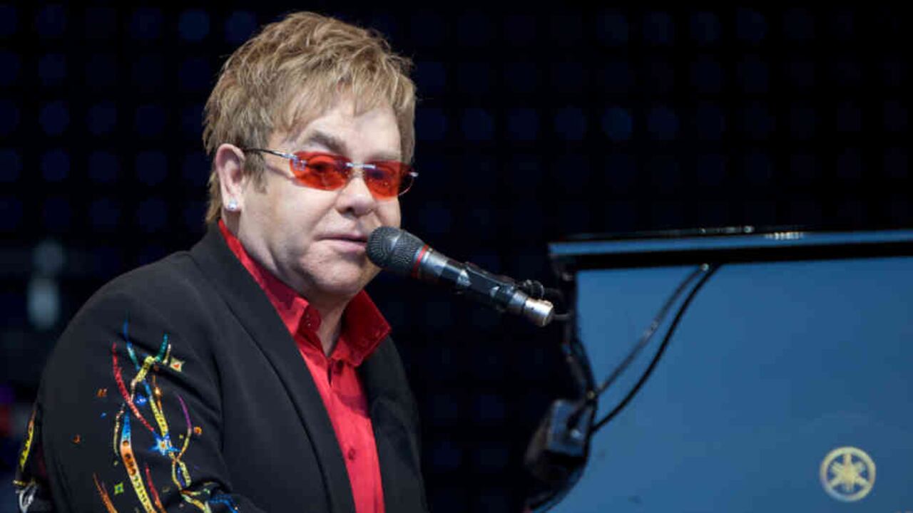 Elton John señala de "hipócrita" a la iglesia católica.