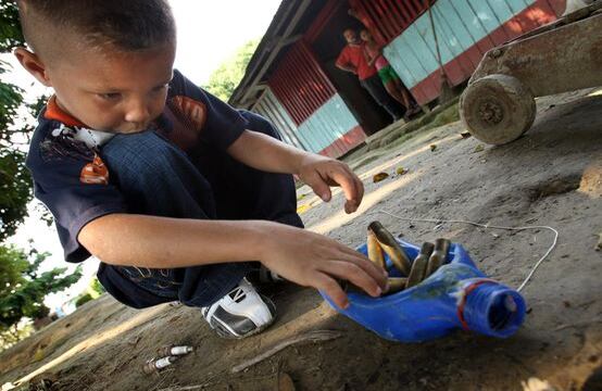La guerra en las fronteras Este niño juega en una calle de Mocuare, Guaviare, con casquillos de balas que quedaron luego de un enfrentamiento entre el Ejército y las FARC que tuvo lugar en septiembre de 2010. Foto: Juan Carlos Sierra-Revista Semana.