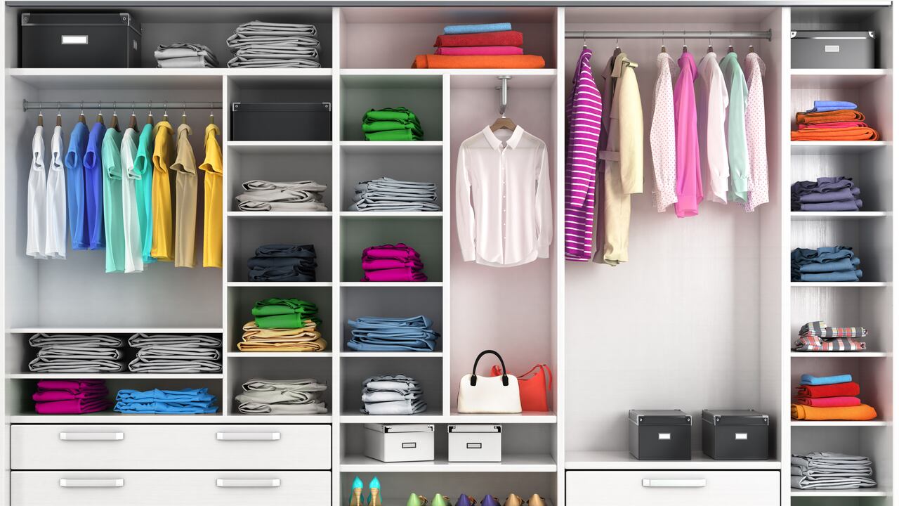 Al agrupar objetos similares y utilizar ganchos y organizadores de pared, se puede mantener un orden eficiente en los armarios.