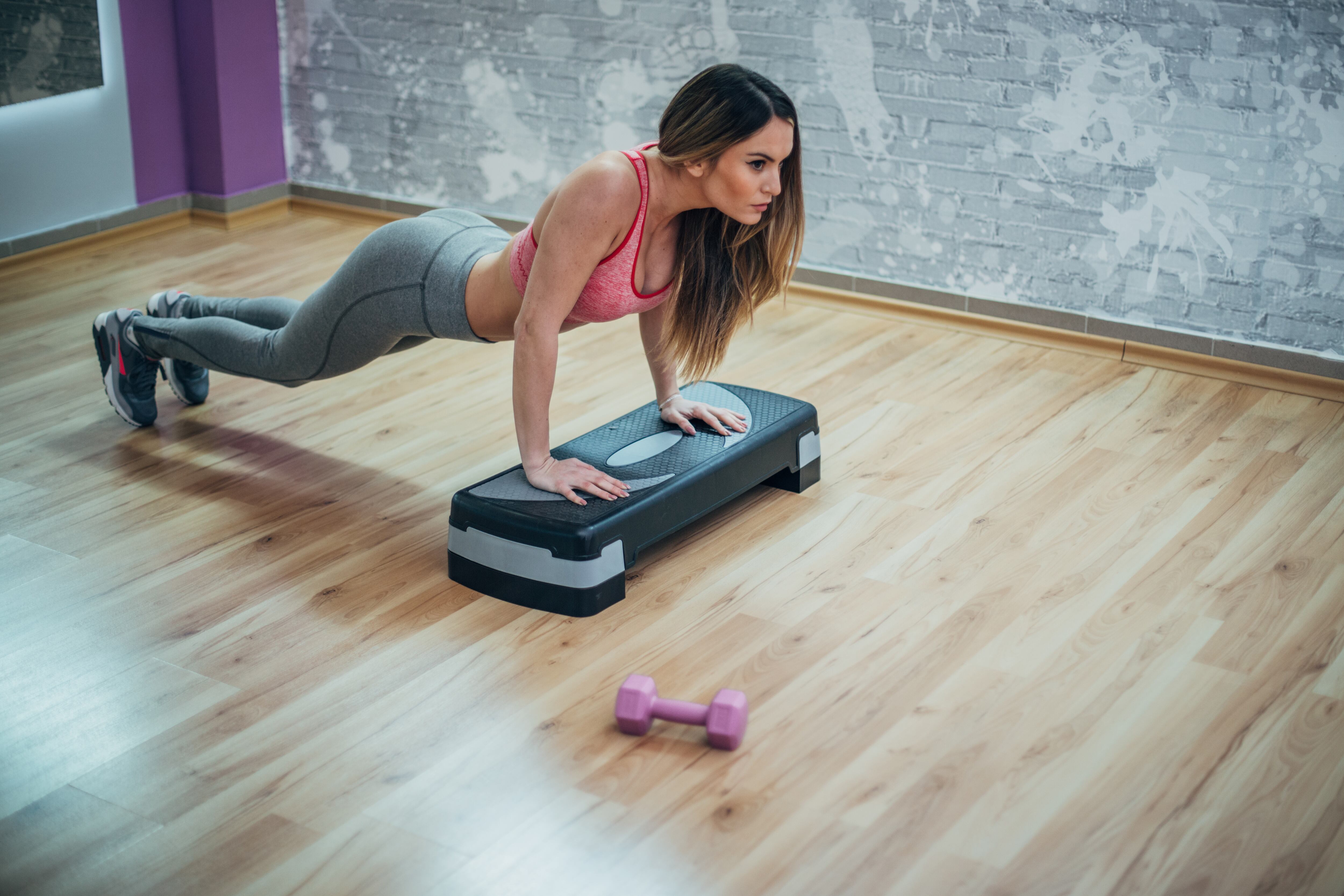 Este ejercicio es excelente para fortalecer los abdominales y los músculos de la espalda.