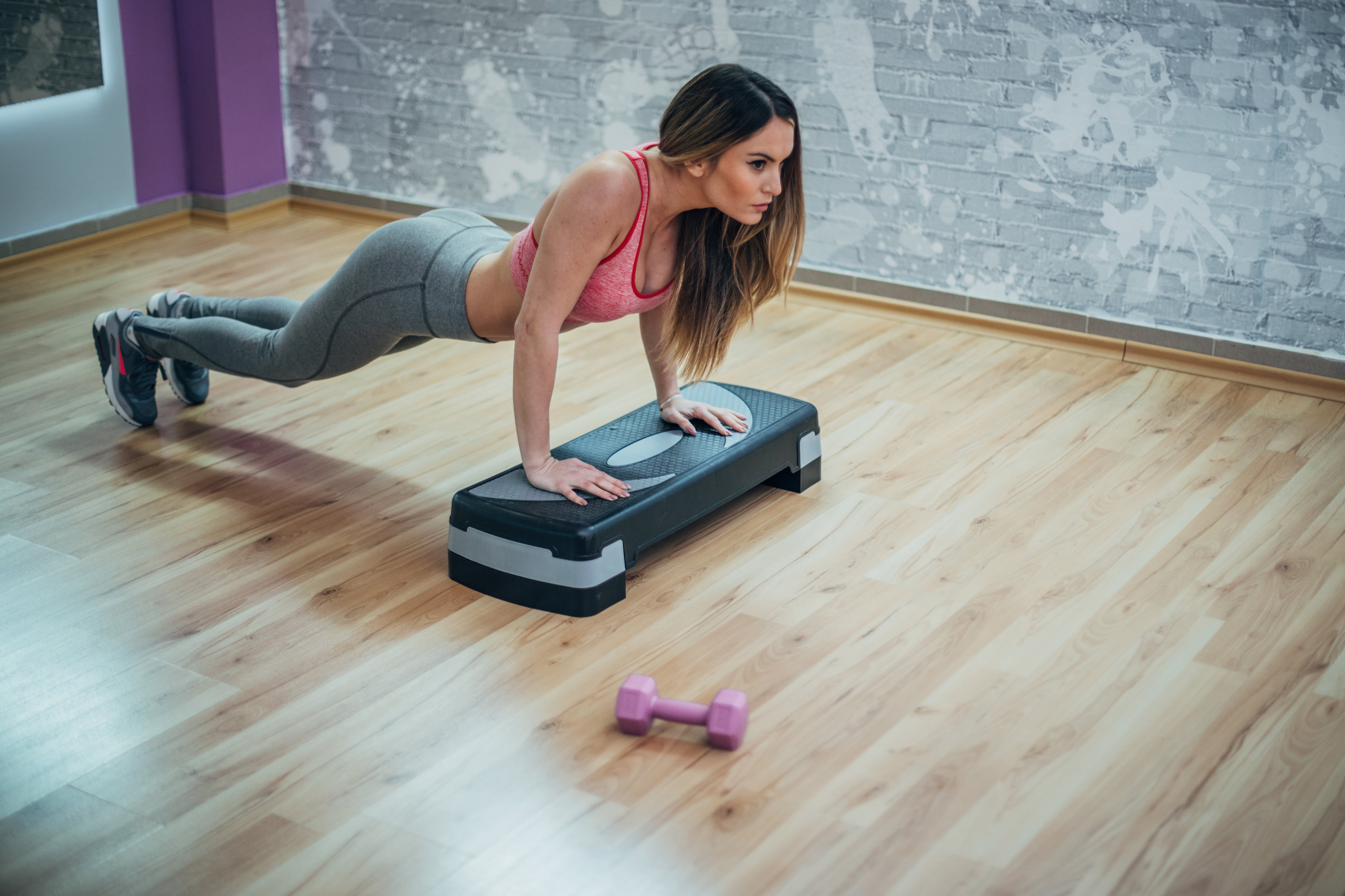 Este ejercicio es excelente para fortalecer los abdominales y los músculos de la espalda.