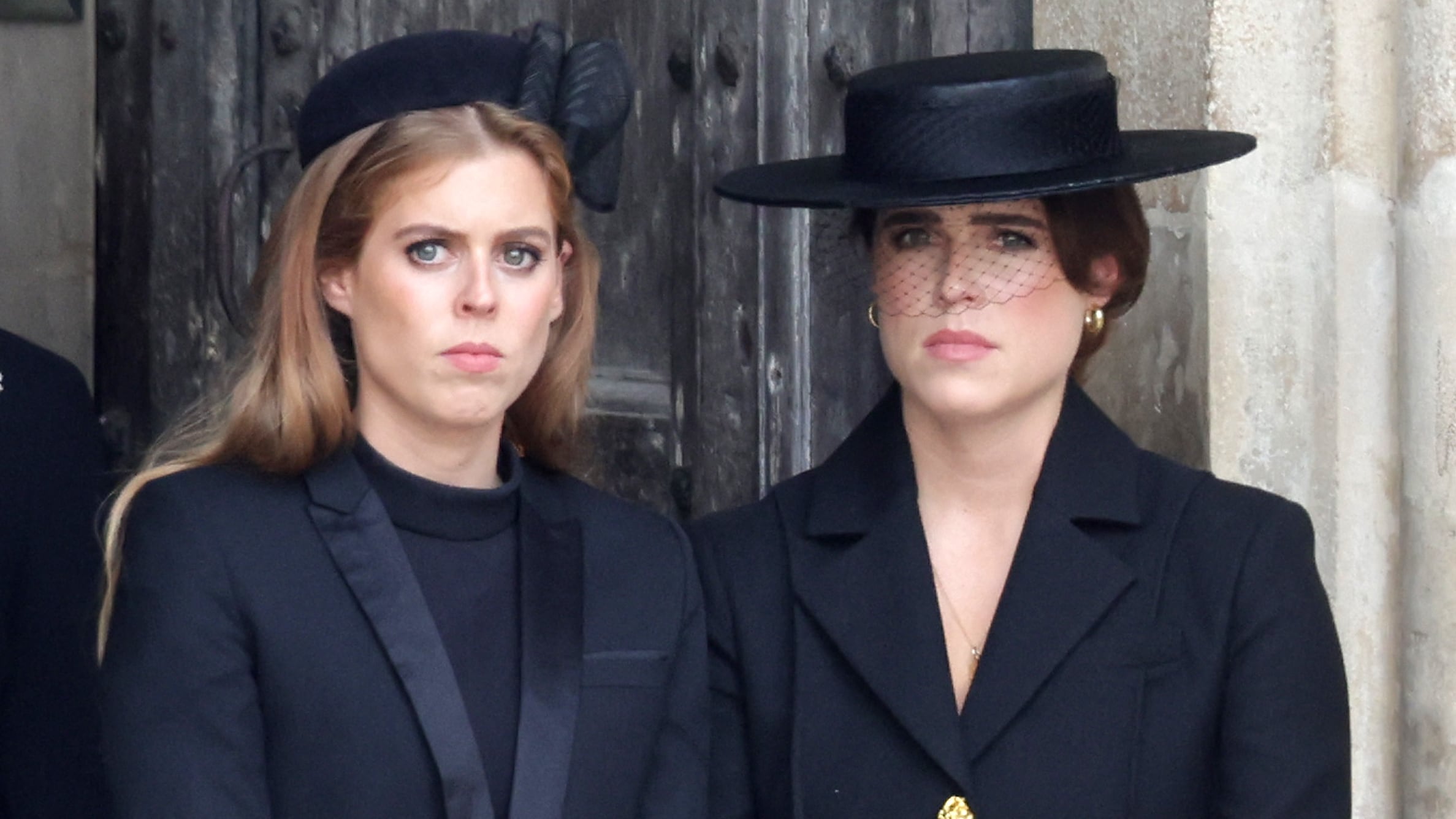 Princesa Beatriz de York y princesa Eugenia de York durante el funeral de la reina Elizabeth II en Westminster Abbey el 19 de septiembre de 2022.