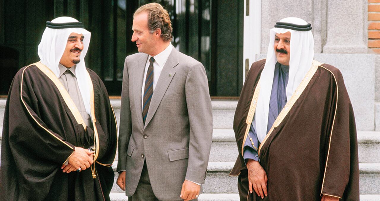 En los años setenta con el rey Fahd (izquierda) de Arabia Saudita, uno de los monarcas del Medio Oriente que con sus donaciones y comisiones ayudaron a que Juan Carlos amasara su inmensa fortuna.