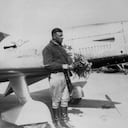 El Capitán Herberts Cukurs fotografiado frente al avión que construyó con sus propias manos y con el que realizó el viaje Riga-Tokio en 1937. (Foto de KEYSTONE-FRANCE / Gamma-Rapho via Getty Images)