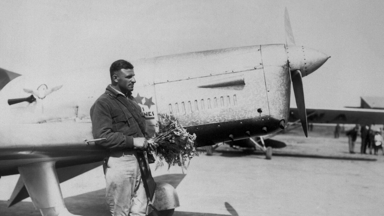 El Capitán Herberts Cukurs fotografiado frente al avión que construyó con sus propias manos y con el que realizó el viaje Riga-Tokio en 1937. (Foto de KEYSTONE-FRANCE / Gamma-Rapho via Getty Images)