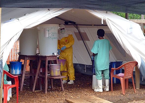 Actualmente existen dos vacunas experimentales, pero no hay ningún tratamiento capaz de curar el ébola. 