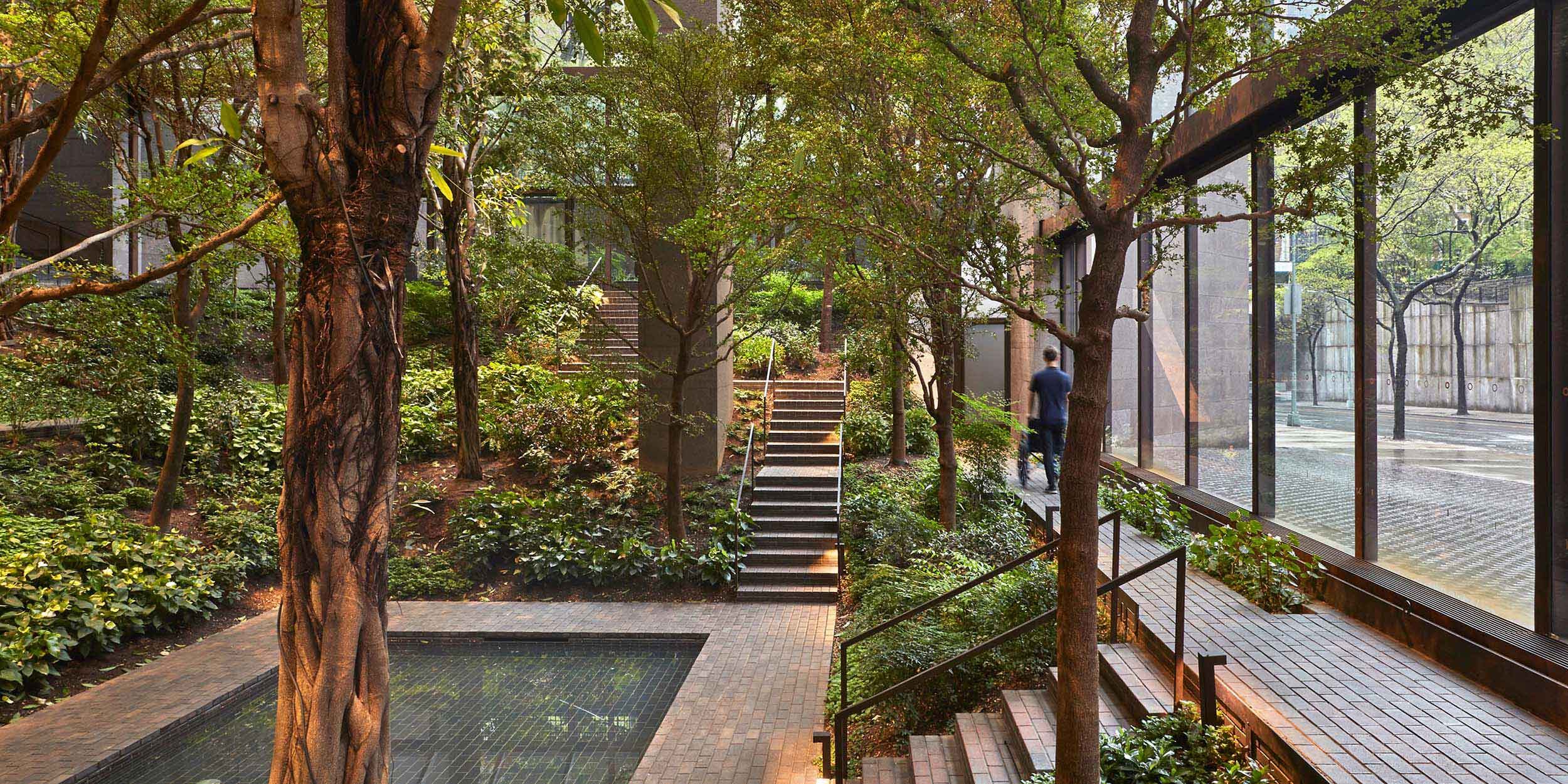 El bosque al interior del edificio de Ford Foundation.