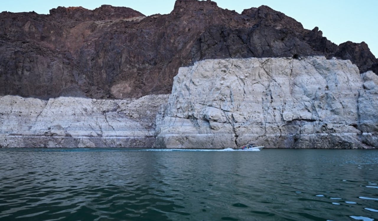 Las marcas dejan ver la gran cantidad que se evaporó por cuenta de las altas temperaturas en el verano de Estados Unidos