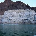 Las marcas dejan ver la gran cantidad que se evaporó por cuenta de las altas temperaturas en el verano de Estados Unidos