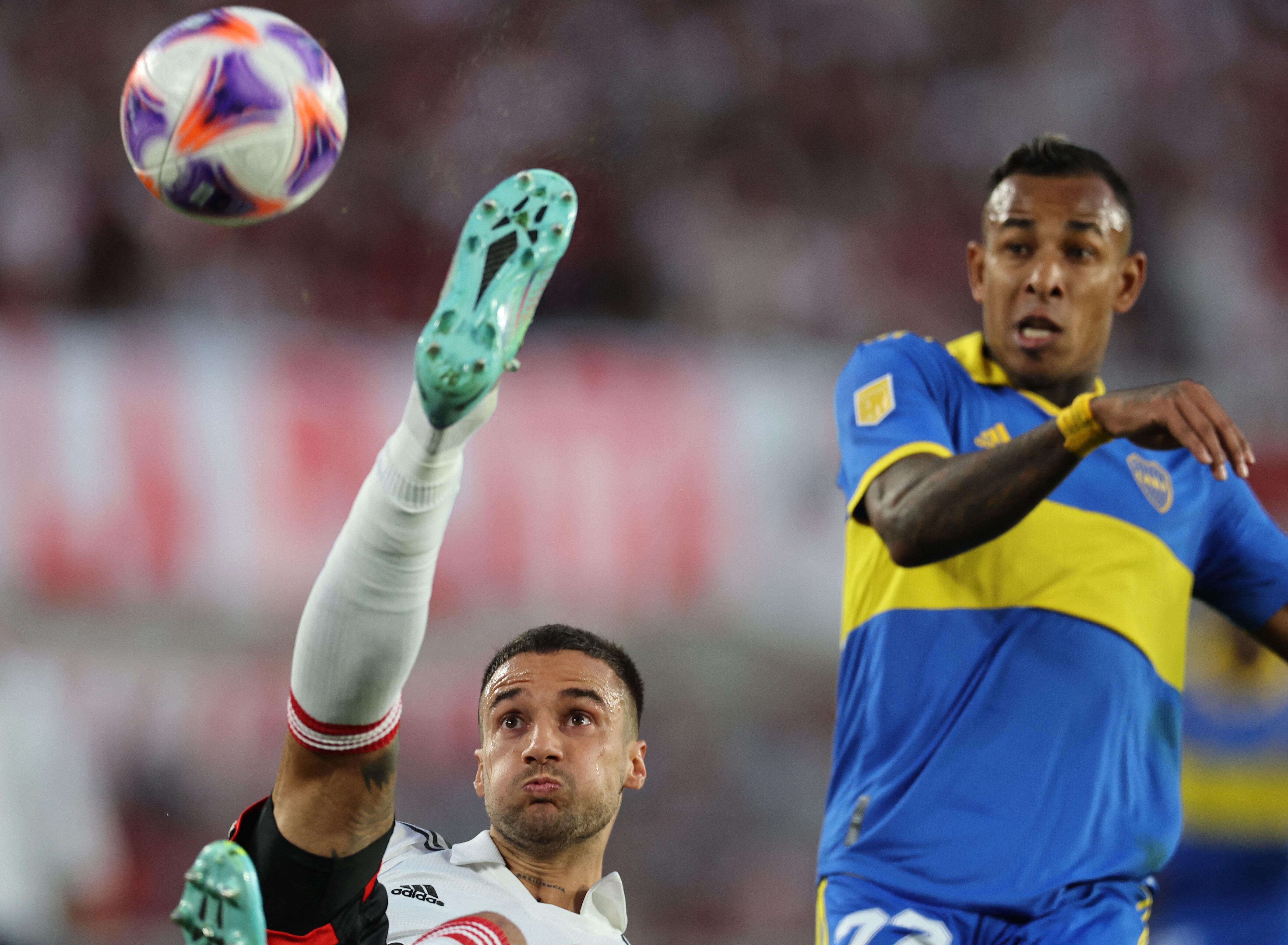 River Plate's defender Emanuel Mammana (L) kicks the ball near Boca Juniors' Colombian forward Sebastian Villa during their Argentine Professional Football League Tournament 2023 match at El Monumental stadium in Buenos Aires on May 7, 2023. (Photo by ALEJANDRO PAGNI / AFP)