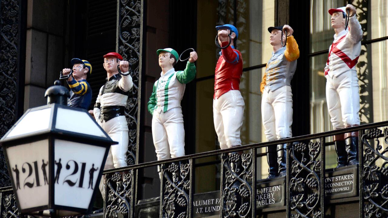 Según la página web del restaurante, 21 Club se convirtió en “uno de los bares clandestinos más famosos de la Era de la Prohibición”.