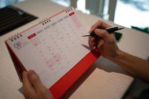 Viajero con un calendario en su mano para programar sus próximas vacaciones