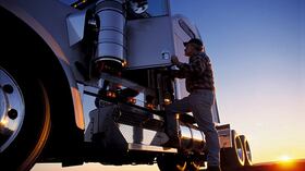 La Administración argumenta que la medida fortalece la seguridad vial, acercándose a la idea de que hablar inglés es “un requisito no negociable”.