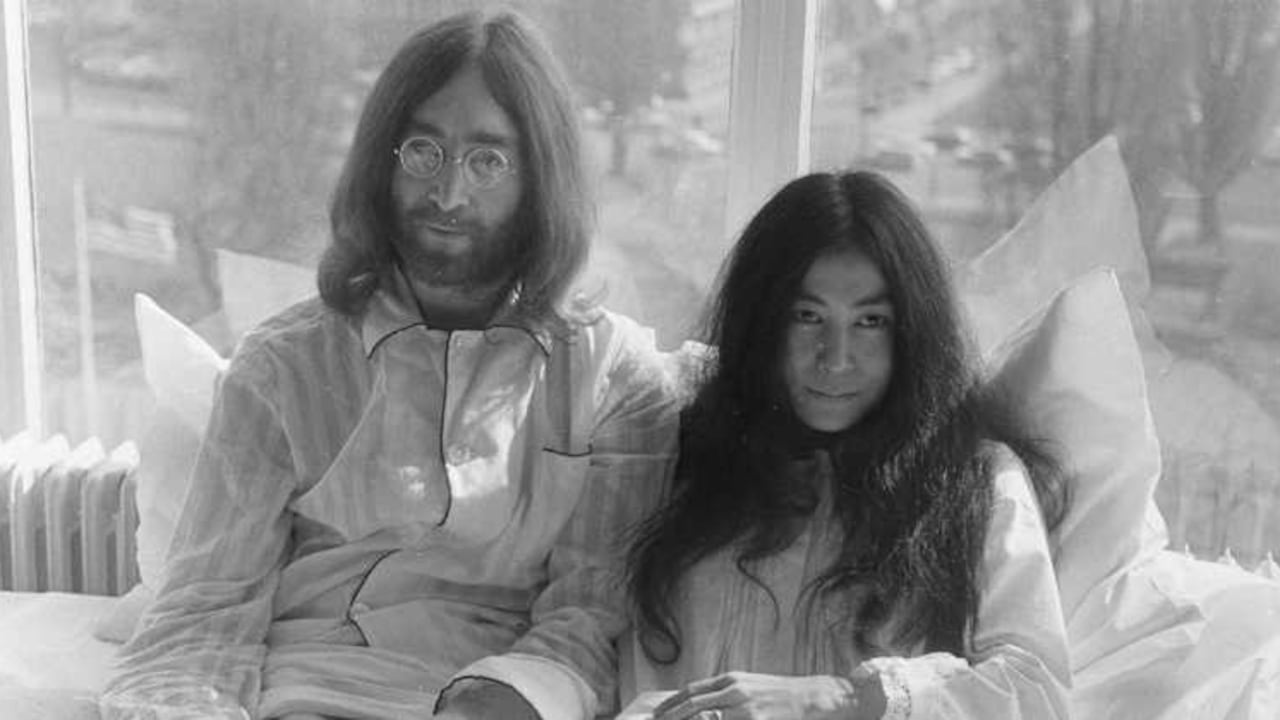 Yoko sigue viviendo en el edificio Dakota, donde vivía con John Lennon.