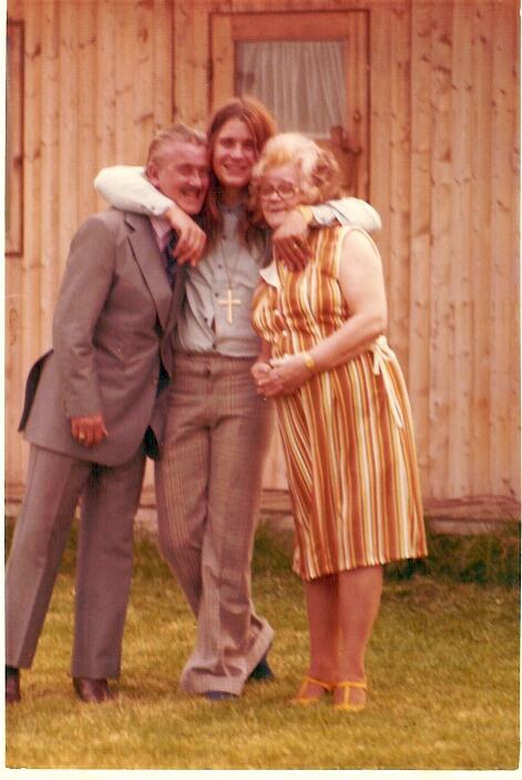 Ozzy tuvo papás, y sobre ellos se aprende algo desde el tráiler de la serie documental "Las nueve vidas de Ozzy Osbourne" en A&E.