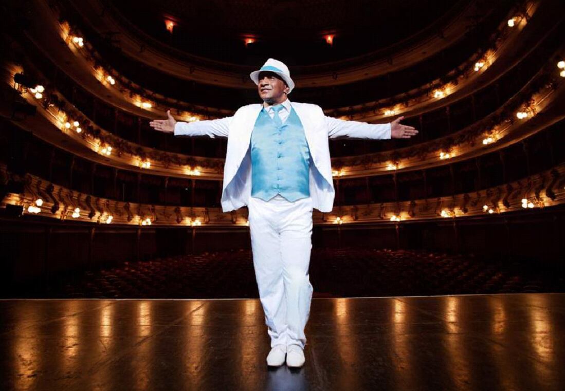 “La interpretación de Javier Vásquez de ‘Sentimiento escarlata’ es magnífica. Él ya es el cantante  institucional del América, porque la canción anterior del equipo también la cantó él”, dice José Aguirre.