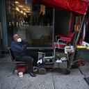 El limpiabotas José García espera a los clientes durante la pandemia de COVID-19 en el Paseo de la Reforma en la Ciudad de México. (AP Photo / Marco Ugarte)