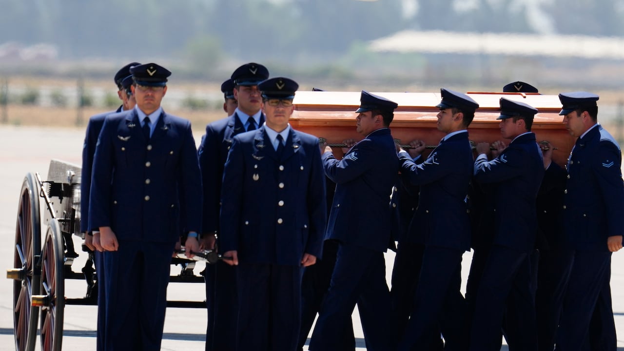 Los restos del expresidente chileno Sebastián Piñera llegan al aeropuerto para ser llevados al Congreso en Santiago, Chile, el miércoles 7 de febrero de 2024.