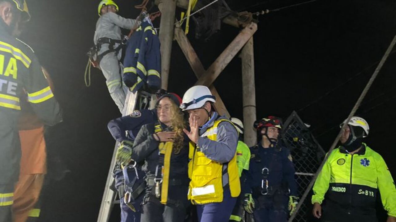 El teleférico quedó suspendido a 250 metros de altura y en la mitad de un cañón en la zona de influencia del volcán Nevado del Ruiz. Aunque en un principio se creyó que podrían ser retirados en una aeronave, las condiciones del terreno no lo permitieron. Foto: @GoberCaldas